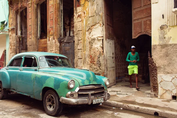 HAVANA - 18 FÉVRIER : Voiture classique et bâtiments anciens en Février — Photo