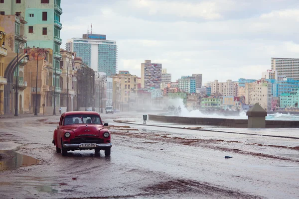 HAVANA - FEVEREIRO 19: Carro clássico e edifícios antigos em Febru — Fotografia de Stock