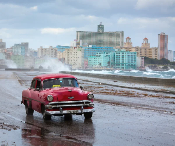 大活躍ハバナ - 2 月 19 日: 古典的な車、旧式な建物 — ストック写真