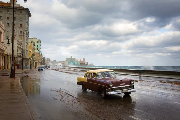 Havana - 19 Şubat: Klasik araba ve antika binalar Febru üzerinde — Stok fotoğraf