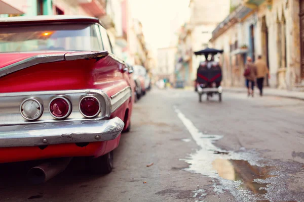 Havana - 17. února: Classic auto a starožitné budovy v úno — Stock fotografie