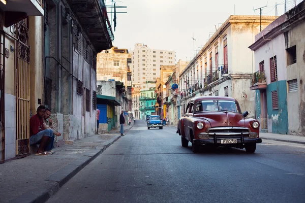 HAVANA - FEVEREIRO 17: Carro clássico e edifícios antigos em Febru — Fotografia de Stock