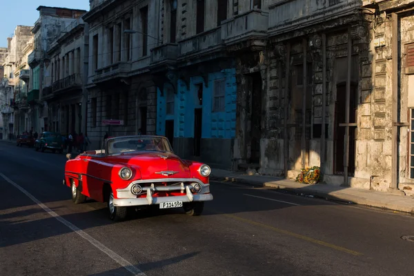 Havana - 17 Şubat: Klasik araba ve antika binalar Febru üzerinde — Stok fotoğraf