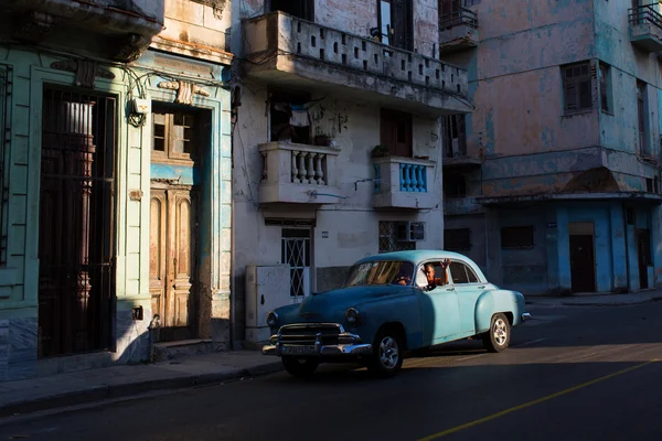 Havana - 17 Şubat: Klasik araba ve antika binalar Febru üzerinde — Stok fotoğraf