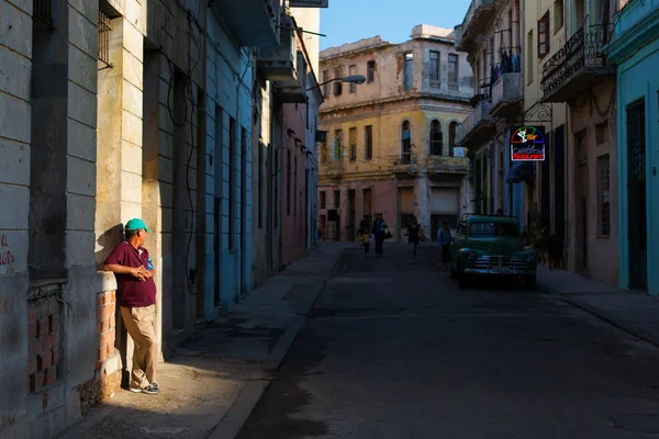 HAVANA - FEVEREIRO 17: Homem de Unkown que fica na rua de Havana em — Fotografia de Stock