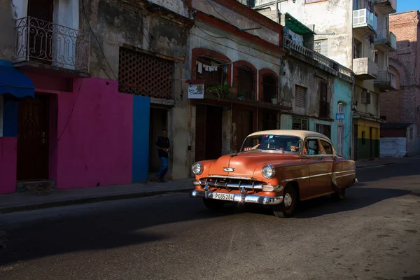 HAVANA - FEBRUARY 17: Classic car and antique buildings on Febru — Stock Photo, Image