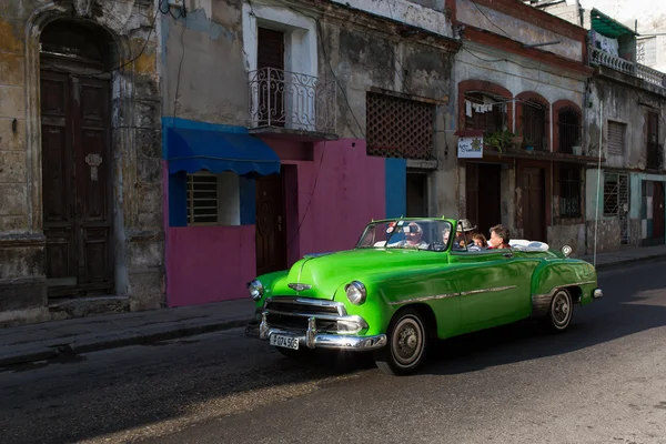 HAVANA - FEBRUARY 17: Classic car and antique buildings on Febru — Stock Photo, Image