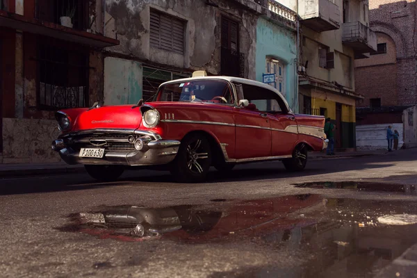 HAVANA - FEBRUARY 17: Classic car and antique buildings on Febru — Stock Photo, Image