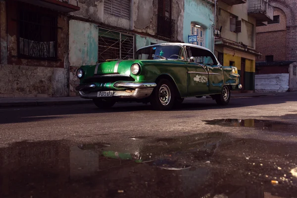 Havana - 17 Şubat: Klasik araba ve antika binalar Febru üzerinde — Stok fotoğraf