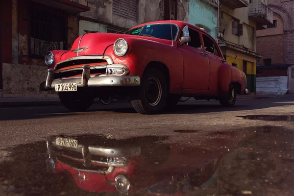 Havana - 17. února: Classic auto a starožitné budovy v úno — Stock fotografie
