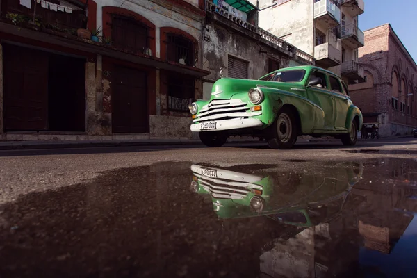 哈瓦那 — — 2 月 17 日: 经典车和仿古建筑上公告 — 图库照片