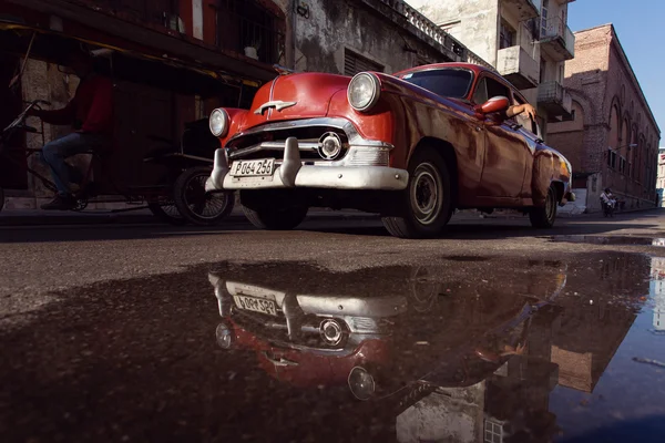 HAVANA - FEBRUARY 17: Classic car and antique buildings on Febru — Stock Photo, Image