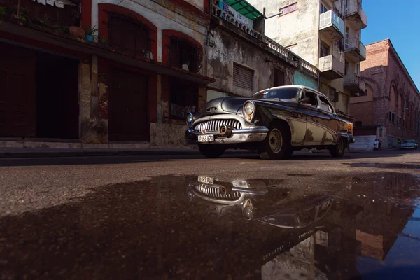 Havana - 17 Şubat: Klasik araba ve antika binalar Febru üzerinde — Stok fotoğraf