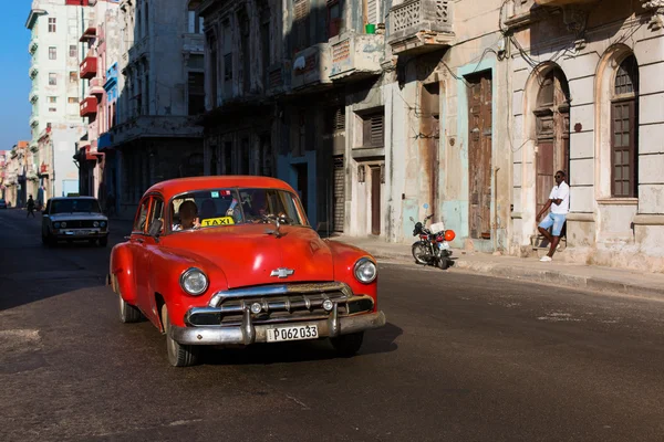 HAVANA - FEBRUARY 17: Classic car and antique buildings on Febru — Stock Photo, Image