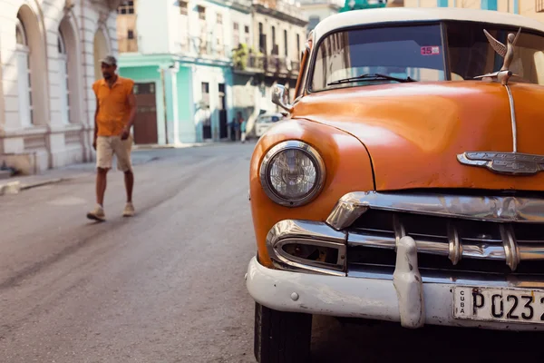 HAVANA - 17 FEBBRAIO: Auto d'epoca ed edifici antichi a Febru — Foto Stock