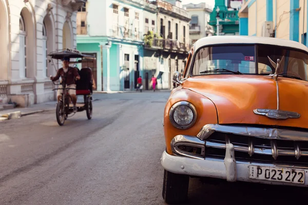 Havana - 17 lutego: Klasyczny samochód i tuc tuc w bacground na Fe — Zdjęcie stockowe