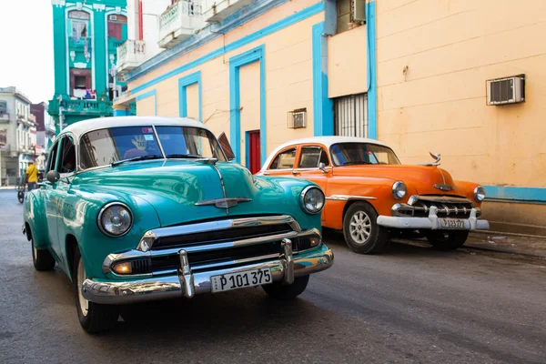 Havana - 17 Şubat: Klasik araba ve antika binalar Febru üzerinde — Stok fotoğraf