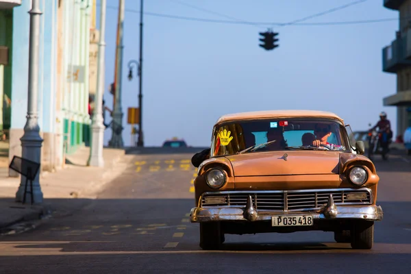 LA HABANA - 17 DE FEBRERO: Coches clásicos y edificios antiguos en Febru — Foto de Stock