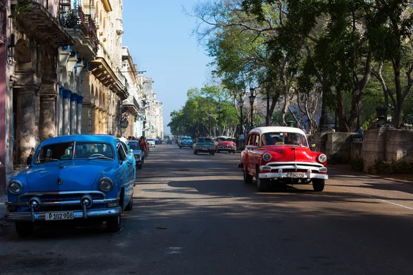 HAVANA - FEBRUARY 17: Classic car and antique buildings on Febru — Stock Photo, Image