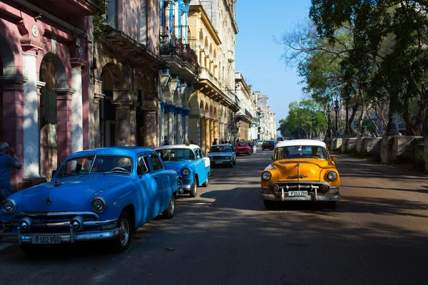 大活躍ハバナ - 2 月 17 日: 古典的な車、旧式な建物 — ストック写真