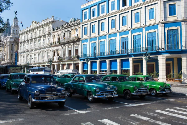 Havana - 17 Şubat: Klasik araba ve antika binalar Febru üzerinde — Stok fotoğraf