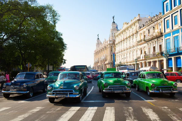 HAVANA - FEBRUARY 17: Classic car and antique buildings on Febru — Stock Photo, Image