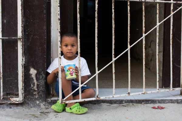 HAVANA - FEBRUARY 17: Unkown child playing on street of Havana o — Stock Photo, Image