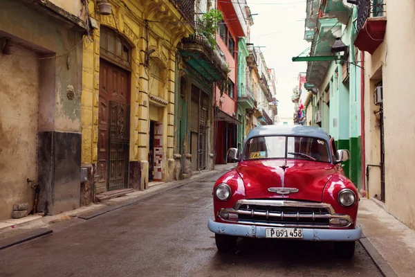 HAVANA - FEVEREIRO 18: Carro clássico e edifícios antigos em Febru Imagem De Stock