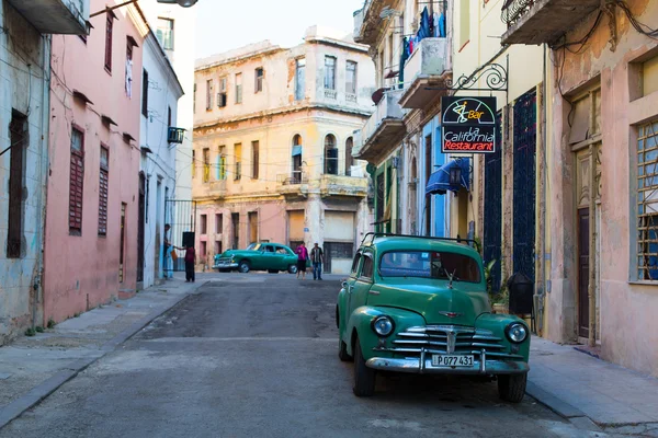 HAVANA - FEVEREIRO 17: Carro clássico e edifícios antigos em Febru Fotografia De Stock