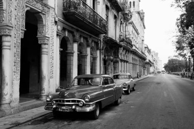 Havana - 17 Şubat: Klasik araba ve antika binalar Febru üzerinde
