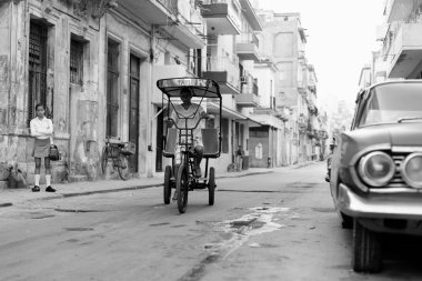 Havana - 17 Şubat: Klasik araba ve antika binalar Febru üzerinde