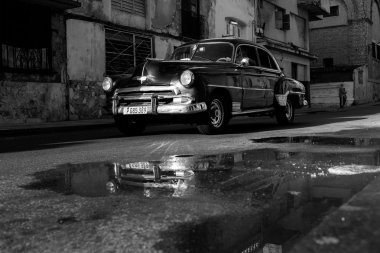 Havana - 17 Şubat: Klasik araba ve antika binalar Febru üzerinde