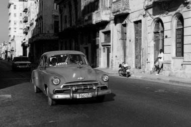 Havana - 17 Şubat: Klasik araba ve antika binalar Febru üzerinde