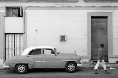 Havana - 17 Şubat: Klasik araba ve antika binalar Febru üzerinde