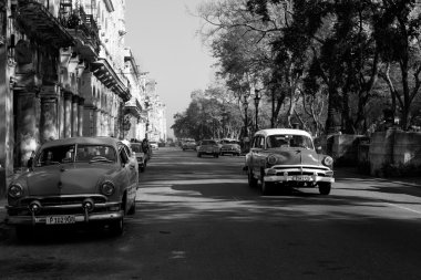 Havana - 17 Şubat: Klasik araba ve antika binalar Febru üzerinde
