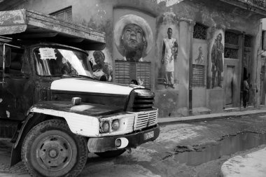 Havana - 17 Şubat: Klasik araba ve antika binalar Febru üzerinde