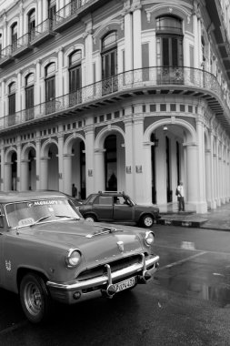 Havana - 18 Şubat: Klasik araba ve antika binalar Febru üzerinde