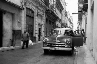 Havana - 18 Şubat: Klasik araba ve antika binalar Febru üzerinde