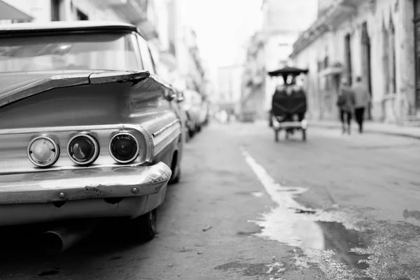 Havanna - 17 februari: Classic car och antika byggnader på Febru — Stockfoto