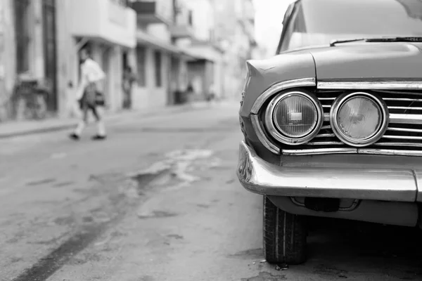 HAVANA - 17 FÉVRIER : Voiture classique et bâtiments anciens en Février — Photo