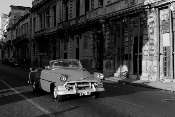 Havana - 17 Şubat: Klasik araba ve antika binalar Febru üzerinde — Stok fotoğraf