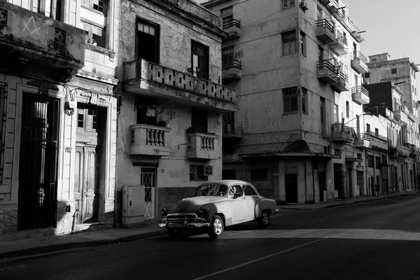 Havana - 17 Şubat: Klasik araba ve antika binalar Febru üzerinde — Stok fotoğraf