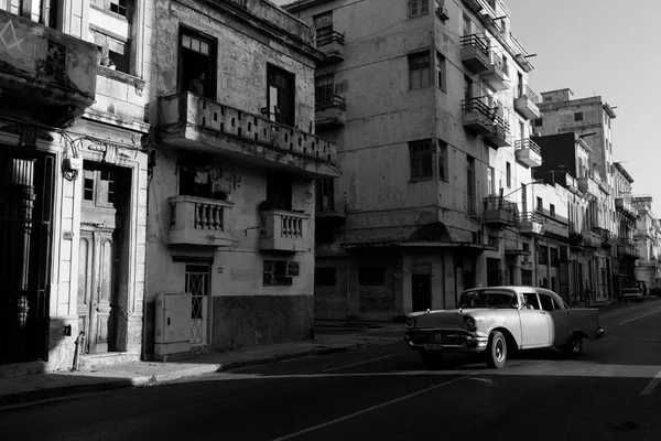 Havana - 17 Şubat: Klasik araba ve antika binalar Febru üzerinde — Stok fotoğraf