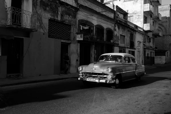 Havana - 17 Şubat: Klasik araba ve antika binalar Febru üzerinde — Stok fotoğraf