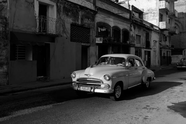 Havana - 17 Şubat: Klasik araba ve antika binalar Febru üzerinde — Stok fotoğraf