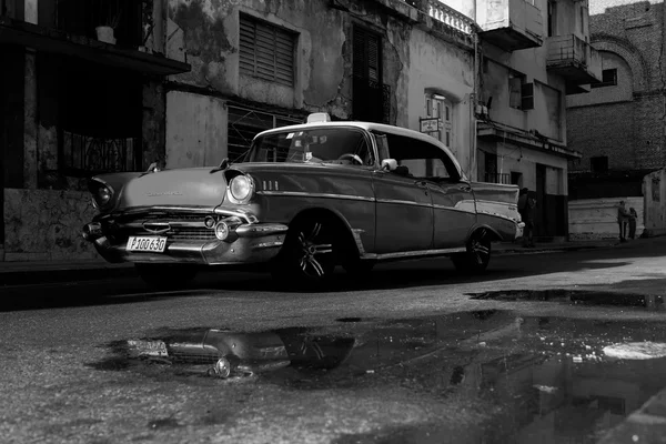 HAVANA - FEBRUARY 17: Classic car and antique buildings on Febru — Stock Photo, Image