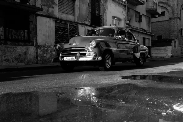 Havana - 17 Şubat: Klasik araba ve antika binalar Febru üzerinde