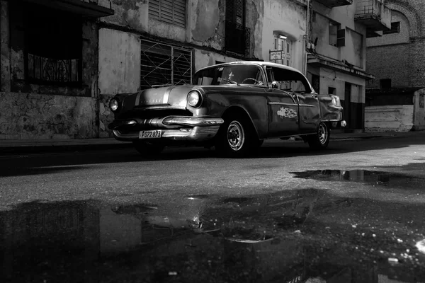 Havana - 17. února: Classic auto a starožitné budovy v úno — Stock fotografie