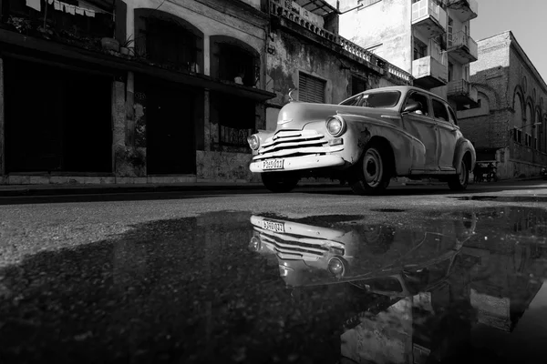 HAVANA - FEBRUARY 17: Classic car and antique buildings on Febru — Stock Photo, Image