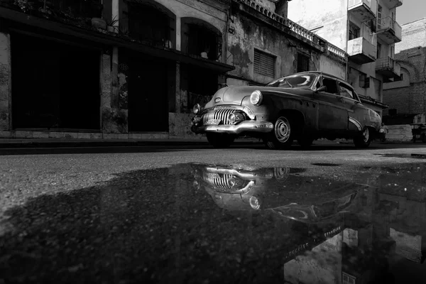 Havana - 17 Şubat: Klasik araba ve antika binalar Febru üzerinde — Stok fotoğraf